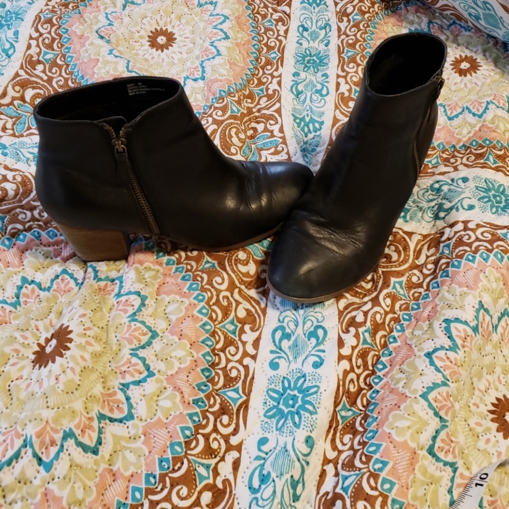 Heeled black leather booties sz 8